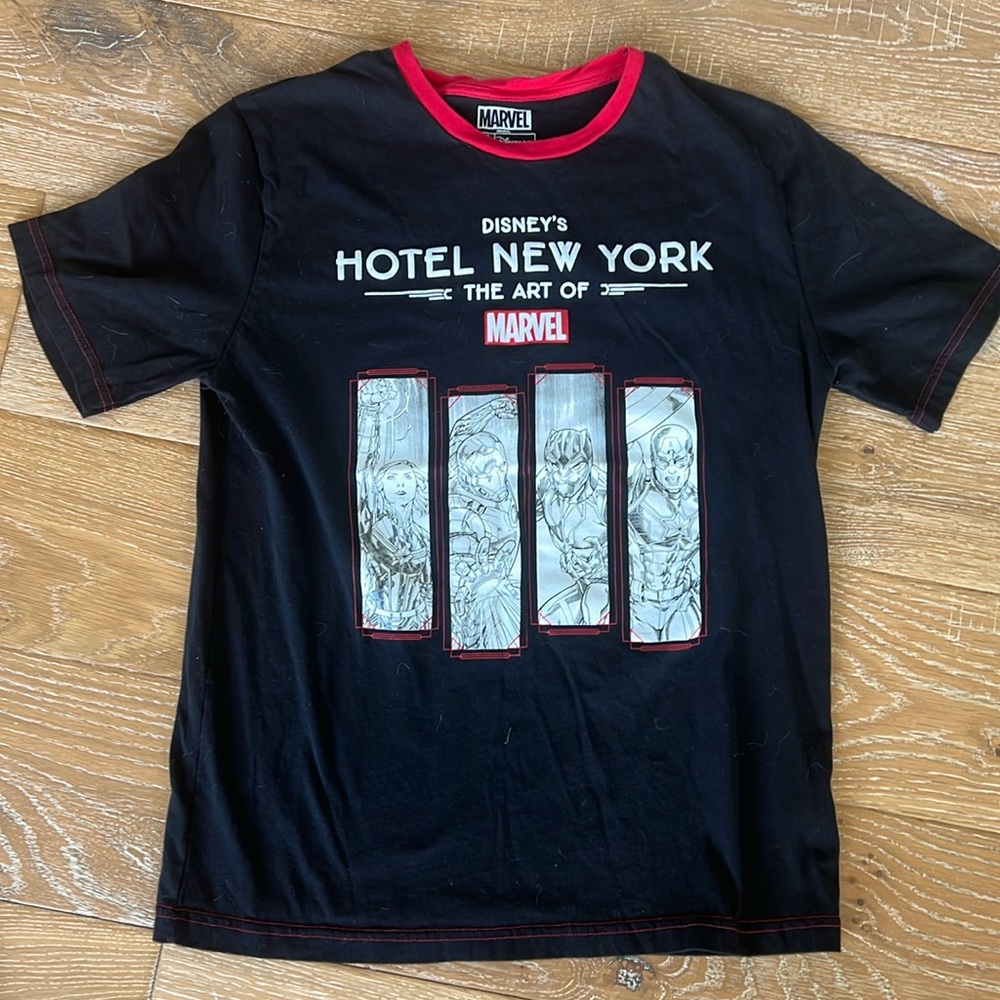 Disneyland Paris Marvel Hotel NY t-shirt sz M